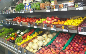 Fruits et légumes frais en épicerie